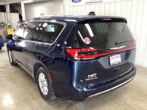 Used 2024 Chrysler Pacifica Touring-L FWD image 3