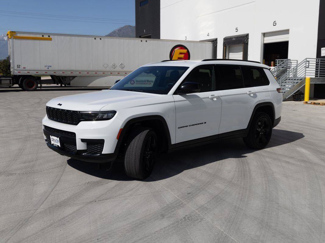 Used 2023 Jeep Grand Cherokee L Altitude AWD/4WD image 3