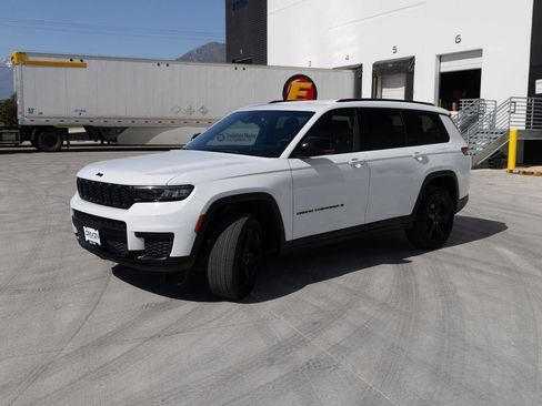 Used 2023 Jeep Grand Cherokee L Altitude AWD/4WD image 3