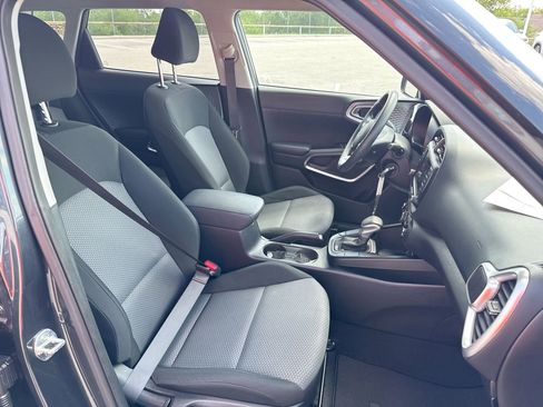Used 2025 Kia Soul LX w/ LX Technology Package FWD image 24