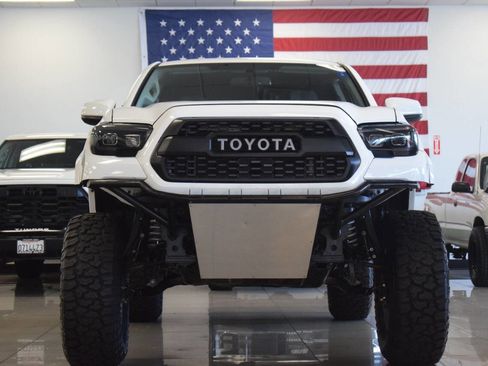 Used 2017 Toyota Tacoma SR5 RWD image 9
