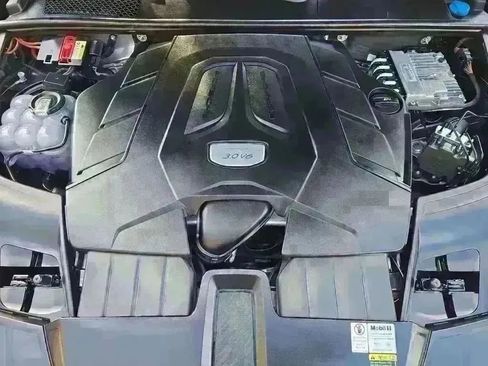 Used 2022 Porsche Cayenne Platinum Edition image 17