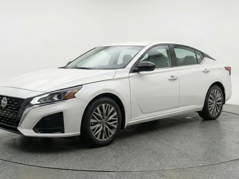 Used 2025 Nissan Altima 2.5 SV image 3