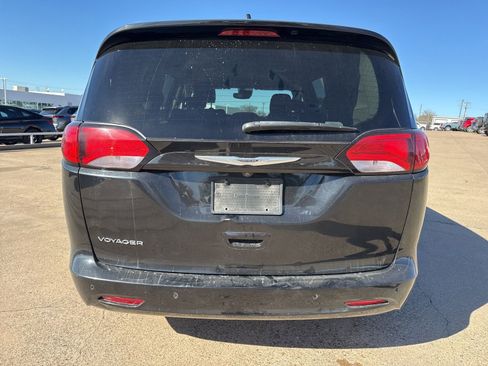 Used 2022 Chrysler Voyager LX image 6