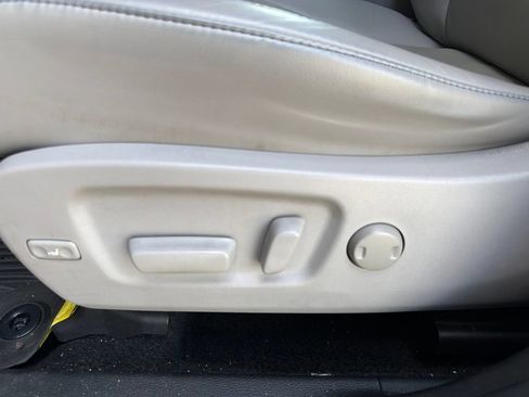 Used 2019 Toyota Highlander XLE AWD/4WD image 17