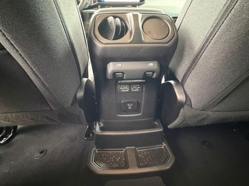 Used 2025 Jeep Wrangler Unlimited Sahara image 31