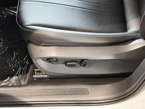 Used 2023 Volkswagen Tiguan SE image 25