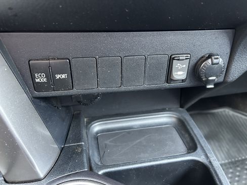 Used 2018 Toyota RAV4 XLE AWD/4WD image 29