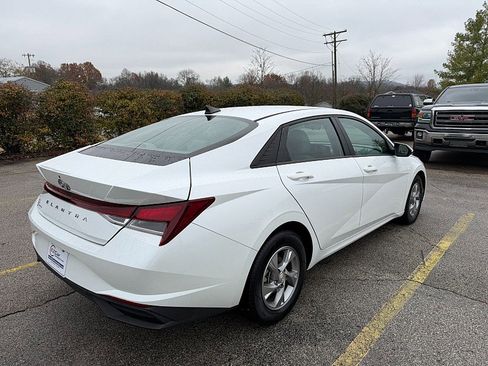 Used 2022 Hyundai Elantra SE image 9