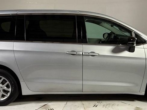 Certified 2024 Chrysler Pacifica Touring-L image 8