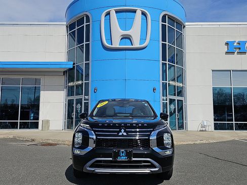 Used 2025 Mitsubishi Outlander SE image 2