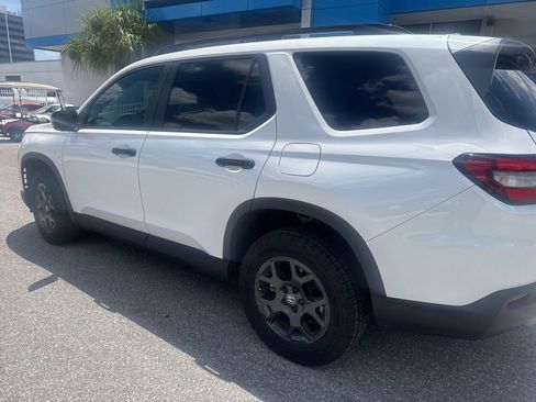 Used 2025 Honda Pilot TrailSport image 9
