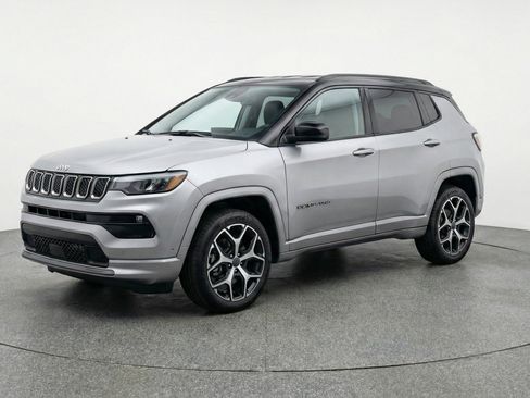 Used 2025 Jeep Compass Limited image 3