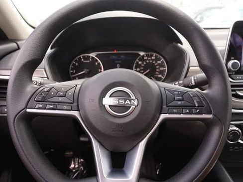 Certified 2025 Nissan Altima 2.5 SV FWD image 10