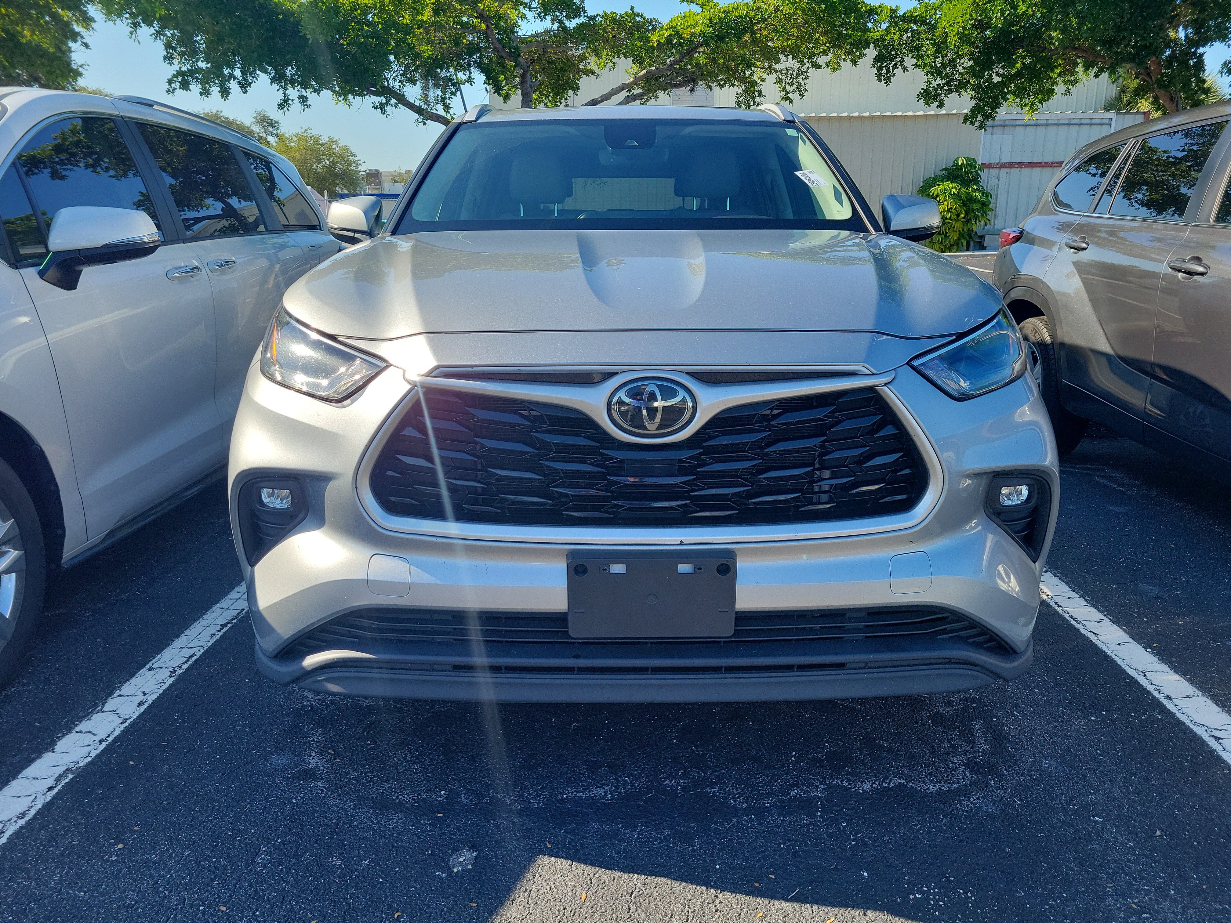 Used 2022 Toyota Highlander XLE FWD image 2