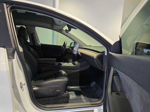 Used 2021 Tesla Model Y Long Range image 12