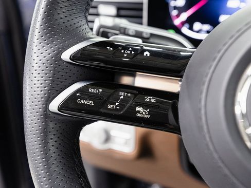 Used 2025 Mercedes-Benz GLS 580 4MATIC image 11