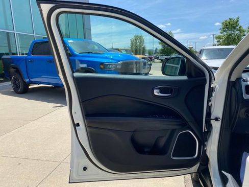 Used 2020 Jeep Compass Latitude w/ Cold Weather Group AWD/4WD image 10