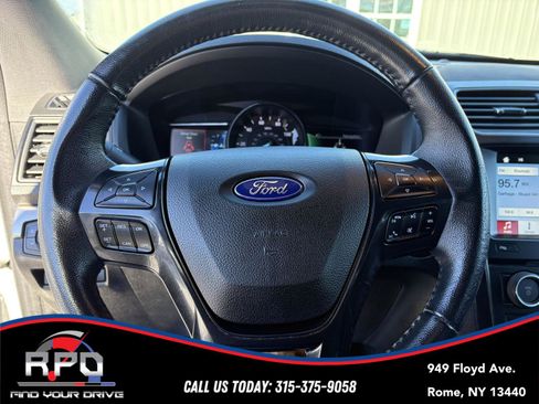 Used 2018 Ford Explorer XLT w/ XLT Technology Feature Bundle image 19