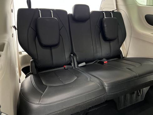 Used 2021 Chrysler Pacifica Touring-L FWD image 42