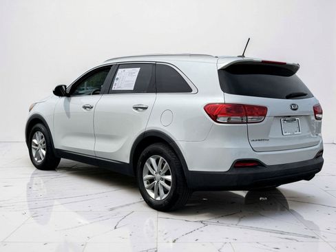 Used 2017 Kia Sorento LX FWD image 3