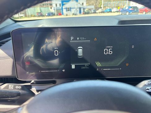 Used 2025 Kia Carnival EX image 57