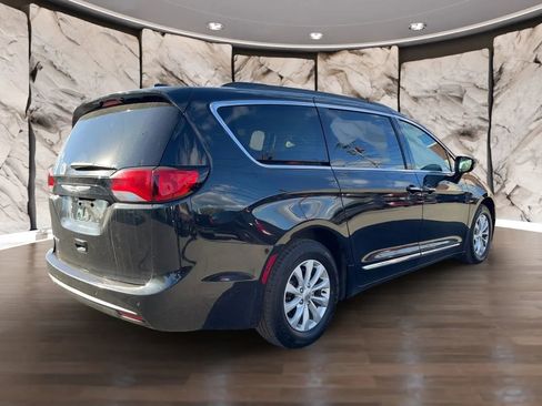 Used 2017 Chrysler Pacifica Touring-L image 9