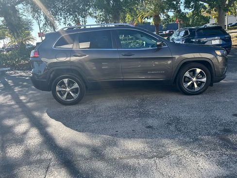Used 2019 Jeep Cherokee Limited image 2