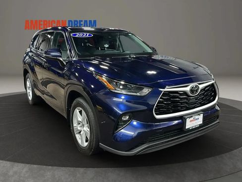 Used 2021 Toyota Highlander LE AWD/4WD image 7