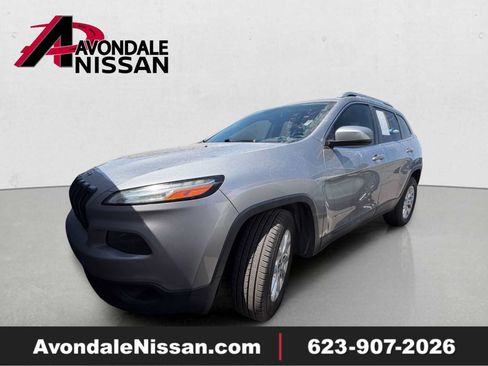 Used 2017 Jeep Cherokee Latitude FWD image 1