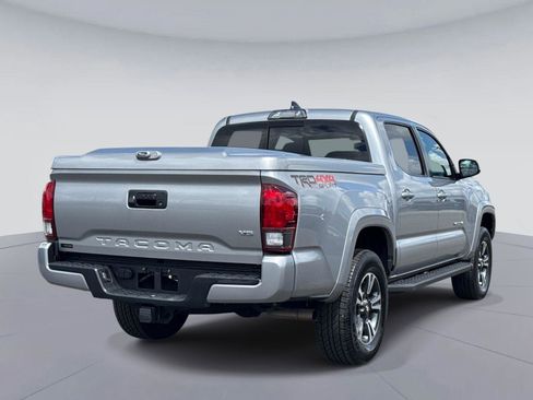 Used 2018 Toyota Tacoma TRD Sport AWD/4WD image 3