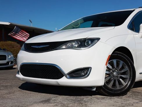 Used 2020 Chrysler Pacifica Touring-L Plus image 37