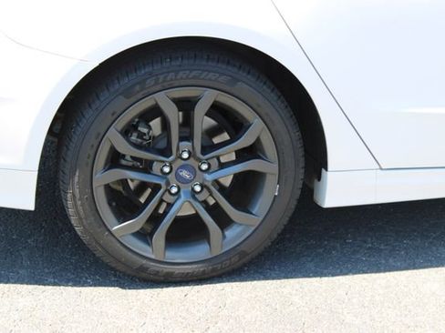 Used 2018 Ford Fusion SE w/ Equipment Group 201A FWD image 16