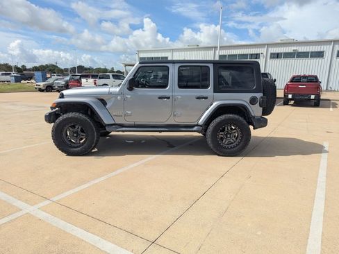 Used 2018 Jeep Wrangler Unlimited Sahara AWD/4WD image 8