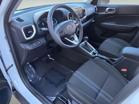 Used 2025 Hyundai Venue SEL image 24