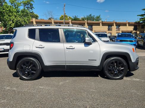 Used 2017 Jeep Renegade Altitude FWD image 7