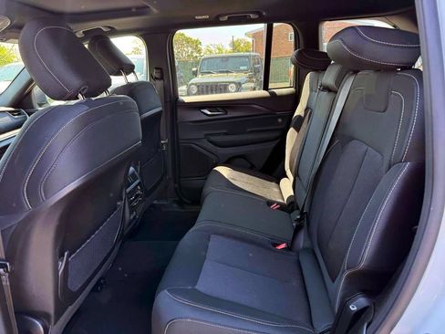 Used 2025 Jeep Grand Cherokee Laredo X w/ Luxury Tech Group I AWD/4WD image 13
