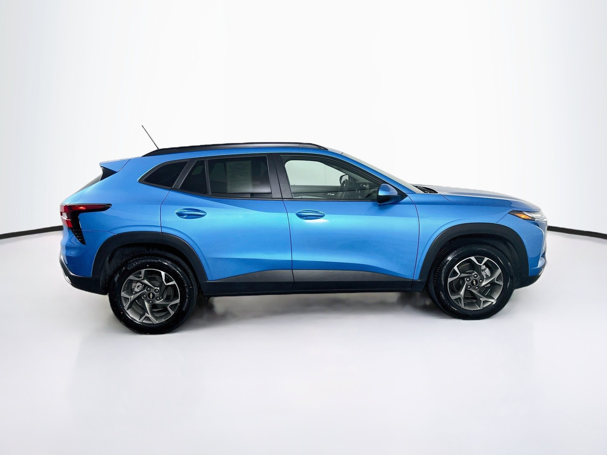 Used 2025 Chevrolet Trax LT FWD image 10
