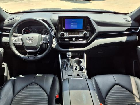 Used 2023 Toyota Highlander XSE FWD image 9