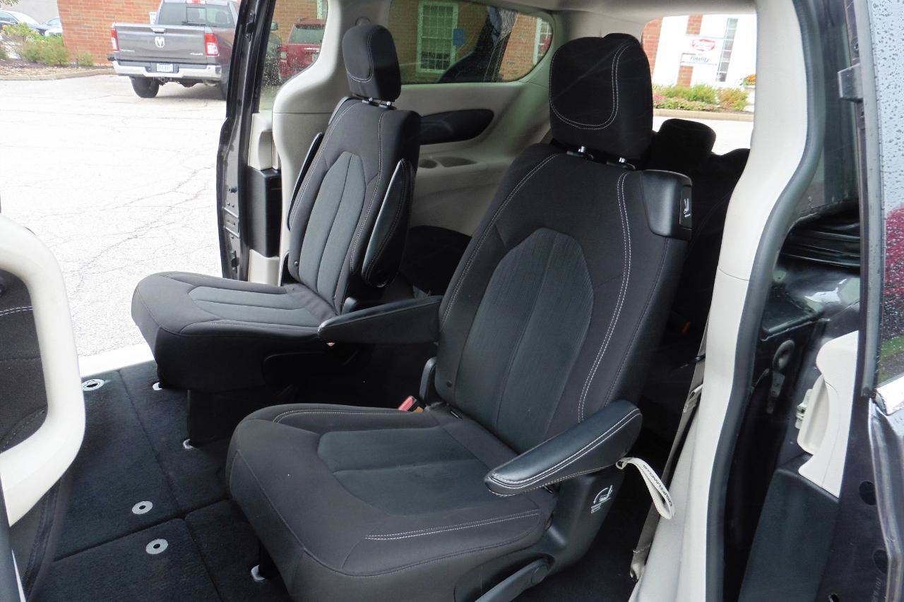 Used 2022 Chrysler Voyager LX FWD image 6