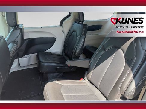 Used 2024 Chrysler Pacifica Touring-L FWD image 35