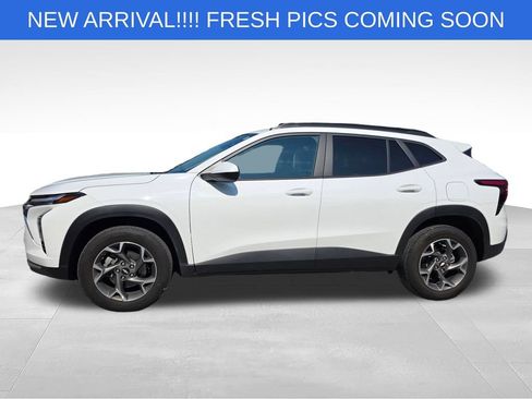 Used 2025 Chevrolet Trax LT FWD image 3