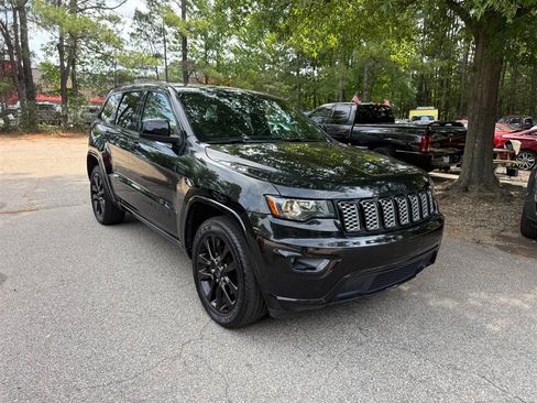 Used 2018 Jeep Grand Cherokee Altitude RWD image 3