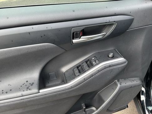 Used 2023 Toyota Highlander XLE FWD image 15