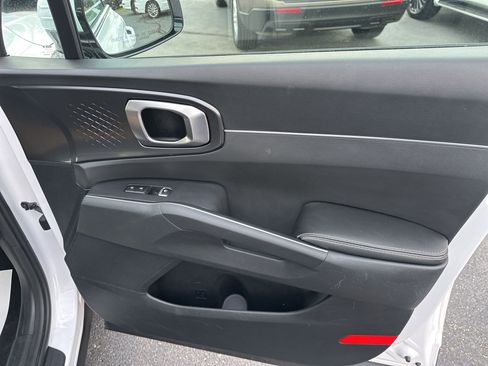 Used 2024 Kia Sorento S image 18