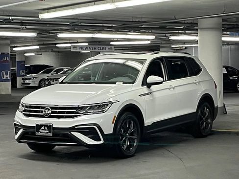 Used 2023 Volkswagen Tiguan SE w/ Panoramic Sunroof Package FWD image 3