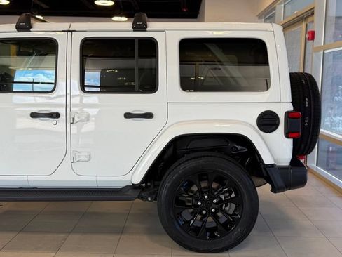 Used 2022 Jeep Wrangler Unlimited Sahara w/ Cold Weather Group AWD/4WD image 9