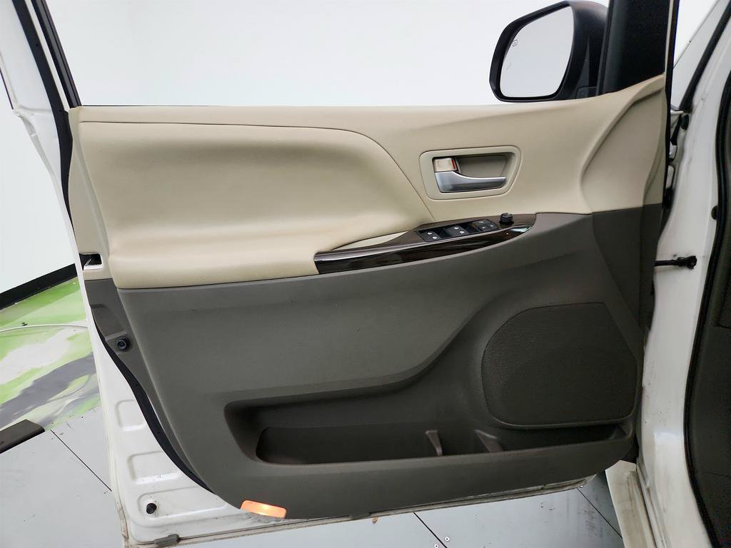 Used 2015 Toyota Sienna XLE FWD image 22