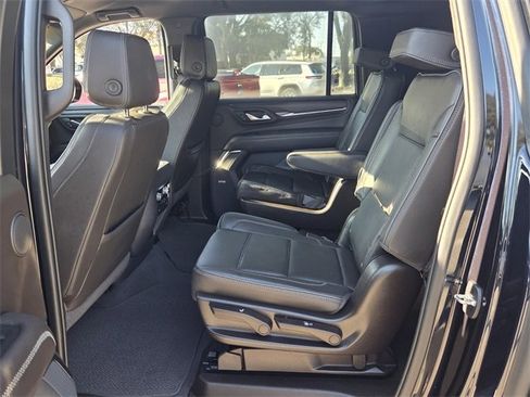 Used 2022 GMC Yukon XL Denali image 13