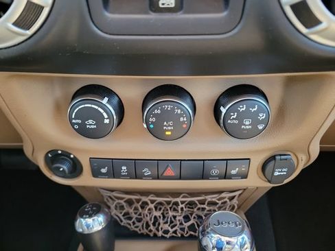 Used 2015 Jeep Wrangler Unlimited Sahara w/ Dual Top Group AWD/4WD image 26